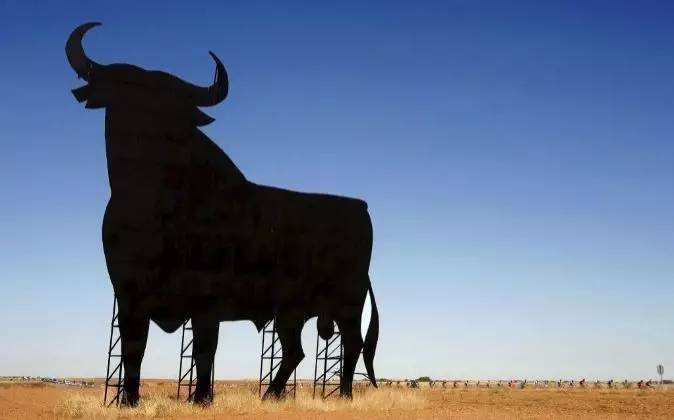 这只旷野露JJ黑牛是如何逆袭成西班牙文化符号的？认识板鸭圣斗牛