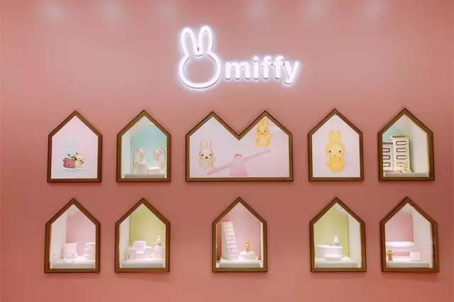 能把一条柴犬请来当服务员，也只有杭州这家新晋网红商场了吧……这波刷卡5折攻略，你一定收好！