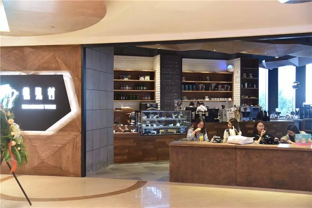 能把一条柴犬请来当服务员，也只有杭州这家新晋网红商场了吧……这波刷卡5折攻略，你一定收好！