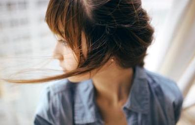 偶尔回家，却发现嫂子背着哥哥和其他男人在油菜花地里干那事