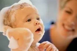 六个月宝宝头皮乳痂可以抠吗,宝宝乳痂不能抠会有灾难性后果