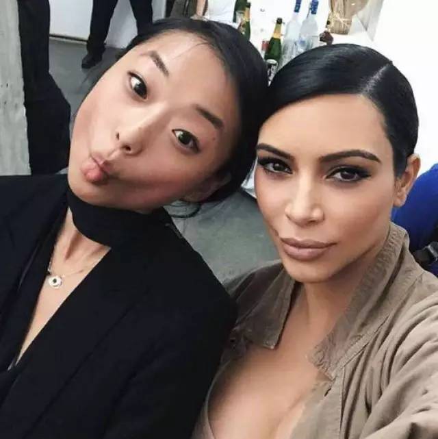 她是身高不到一米六的“丑小鸭”，靠才华和品位玩转时尚圈