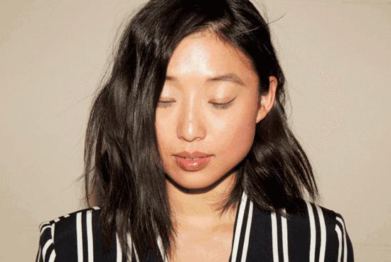 她是身高不到一米六的“丑小鸭”，靠才华和品位玩转时尚圈