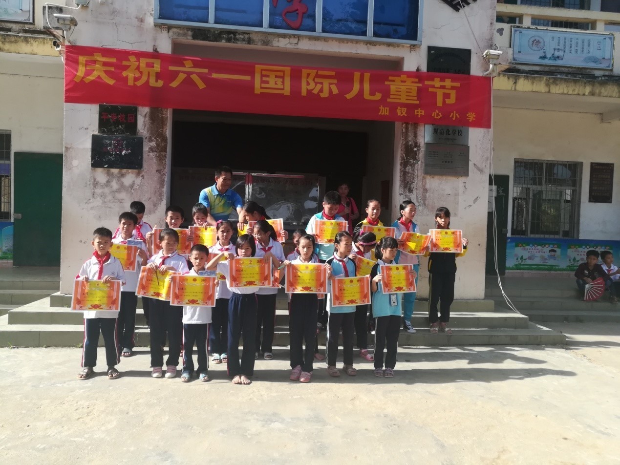 六一戴红领巾仿佛自己回到了童年,戴红领巾庆祝六一