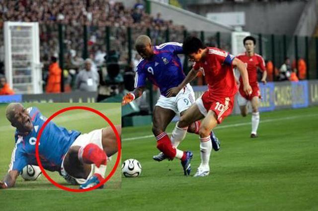 这是在踢球还是踢腿？球员要学会保护自己！