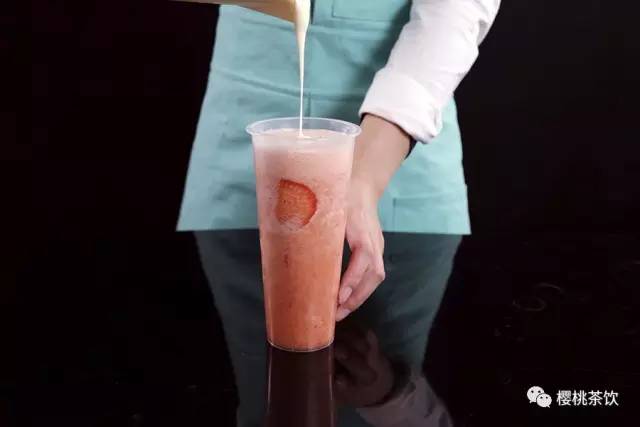 奶茶做法简单好喝红茶和牛奶,草莓牛奶麻薯奶茶