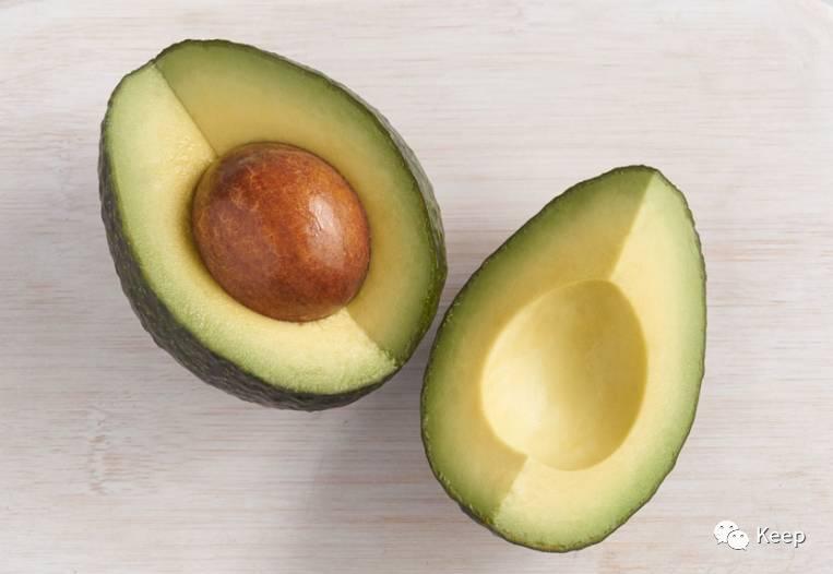 早上喝蜂蜜水还是盐水对便秘好,早上空腹喝蜂蜜水好还是淡盐水好