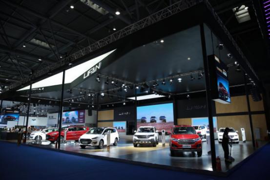 费尔南多现身重庆车展，人气爆棚引球迷尖叫