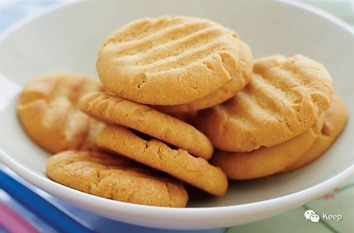 早上喝蜂蜜水还是盐水对便秘好,早上空腹喝蜂蜜水好还是淡盐水好