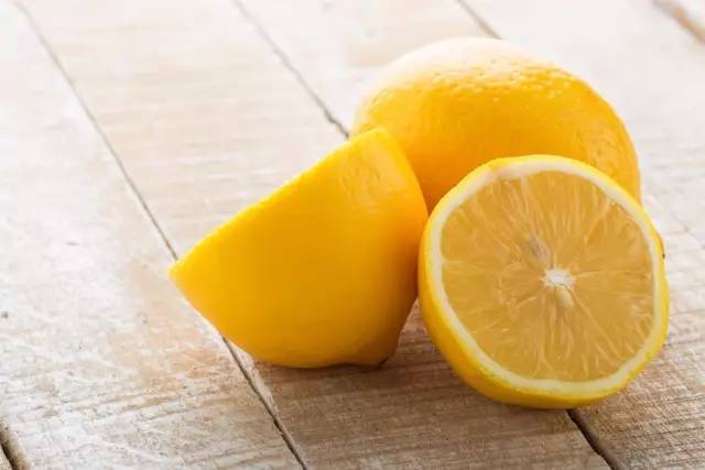 贴衣服的小妙招,柠檬汁能去除衣服发黄吗