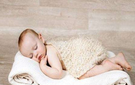 孩子趴着睡觉怎么干预,孩子趴着睡觉咋回事