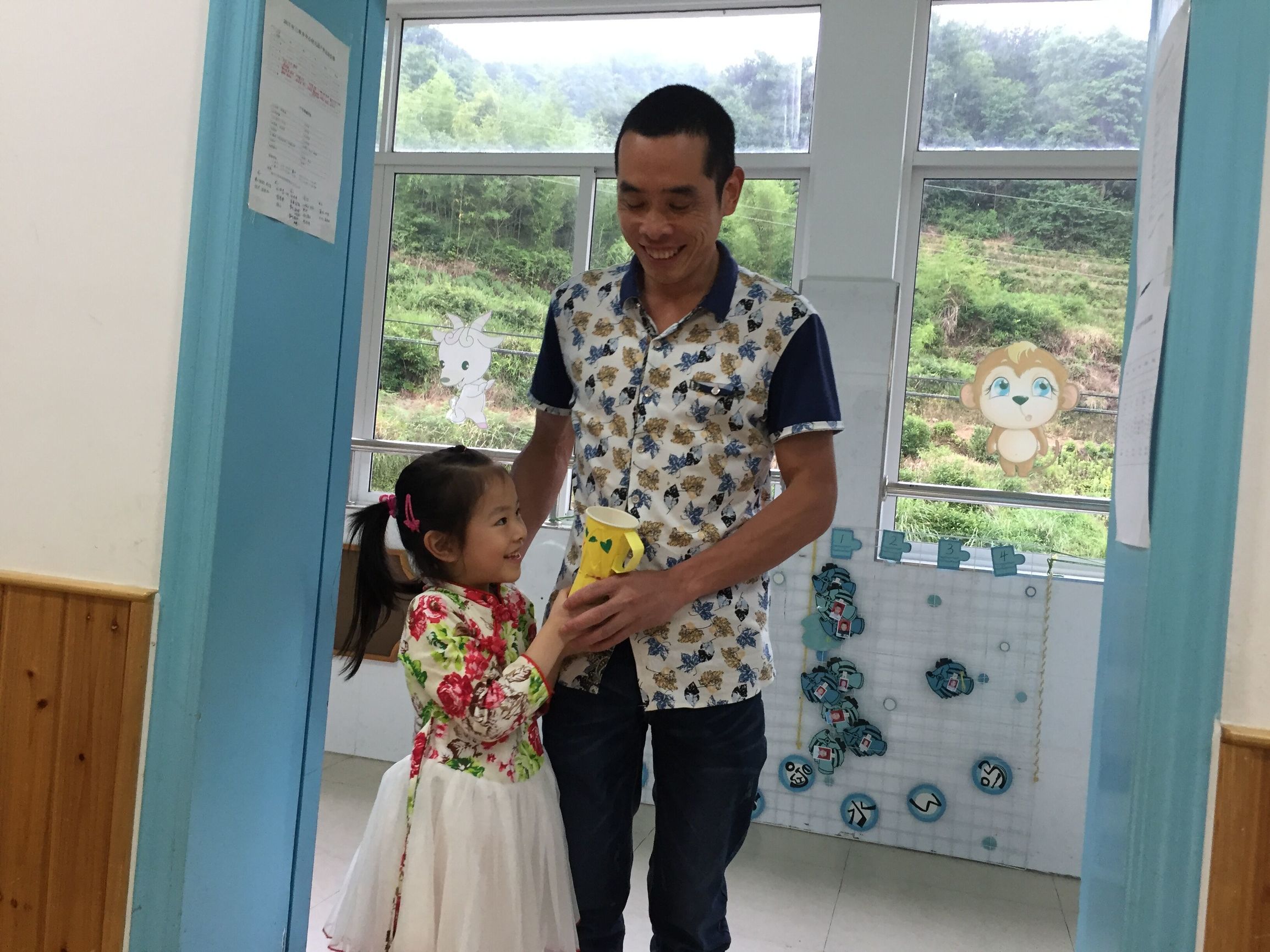 三单乡中心幼儿园：做个奖杯送爸爸