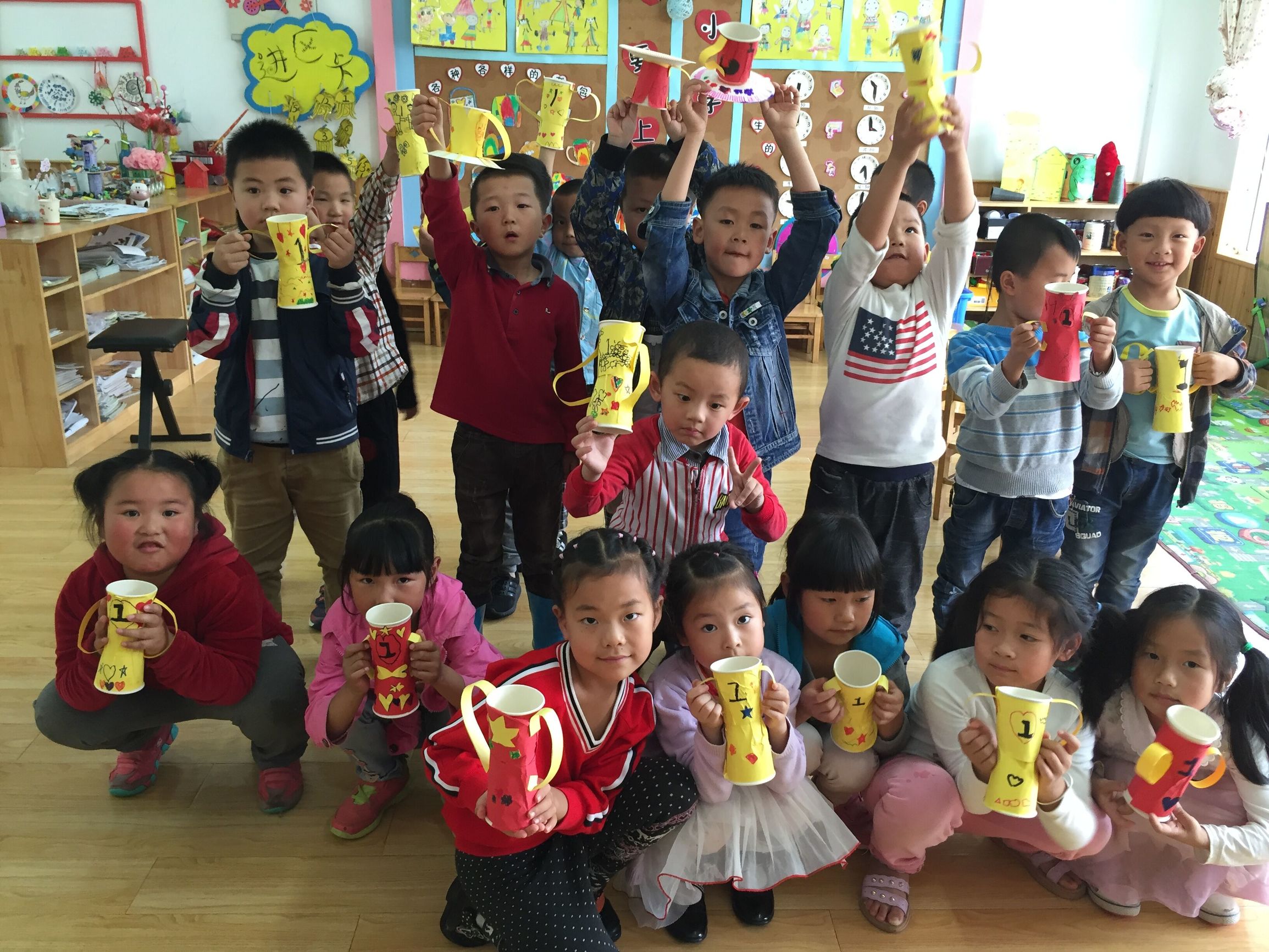 三单乡中心幼儿园：做个奖杯送爸爸