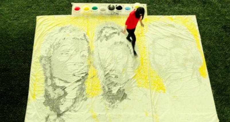 她用足球玩转“脚下生花”，最美画卷顿时呈现令人称奇！