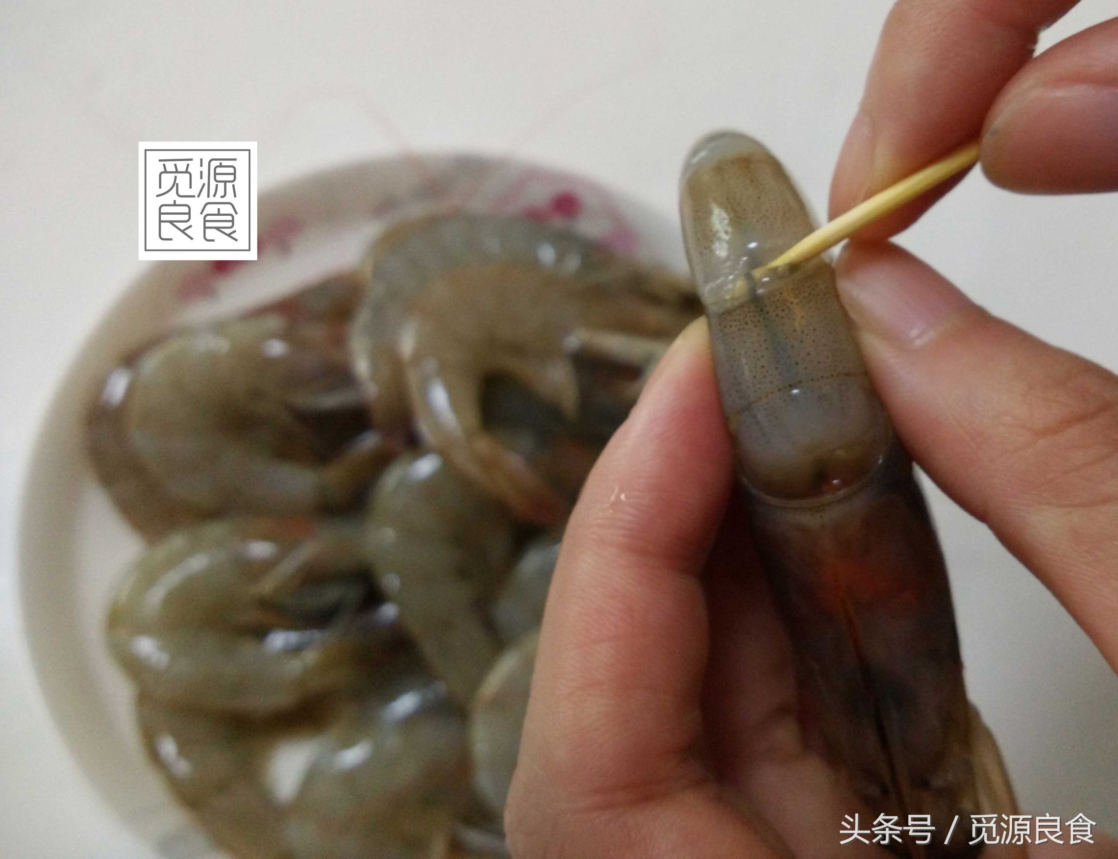 在美味面前，这点麻烦不算什么。今日菜谱椒盐虾，外观诱人，味道鲜美，让人非常有食欲，怎么做才能好吃？