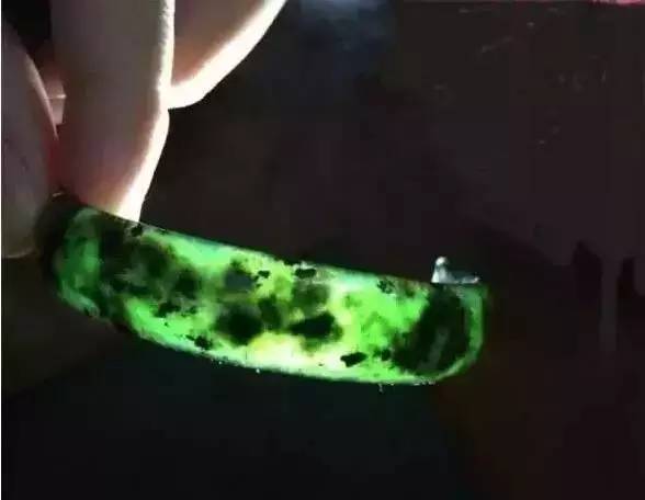 花了600元买的翡翠手镯,5000元的翡翠手镯都会有苍蝇吗