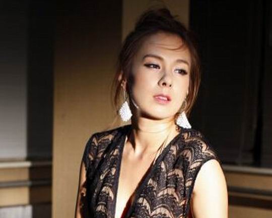 萨顶顶假唱话筒拿反是哪年,萨顶顶拿反话筒假唱事件始末