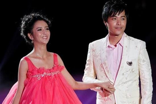 萨顶顶假唱话筒拿反是哪年,萨顶顶拿反话筒假唱事件始末