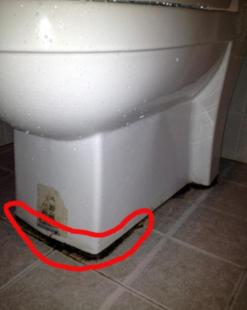 马桶底部玻璃胶发霉怎么去除,马桶的玻璃胶发霉了怎么办小妙招