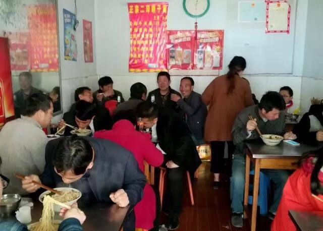 你想开特点餐饮店致富，学技术会选择哪种？小吃培训学校or加盟品牌or到一家成功的实体店进行学习加盟？