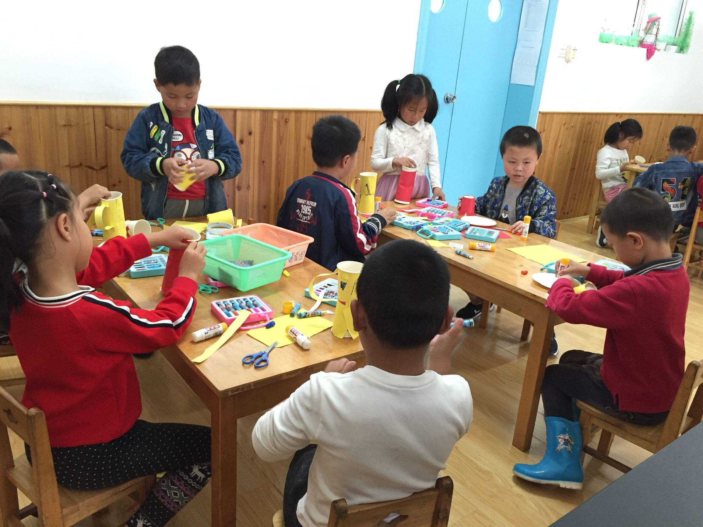 三单乡中心幼儿园：做个奖杯送爸爸