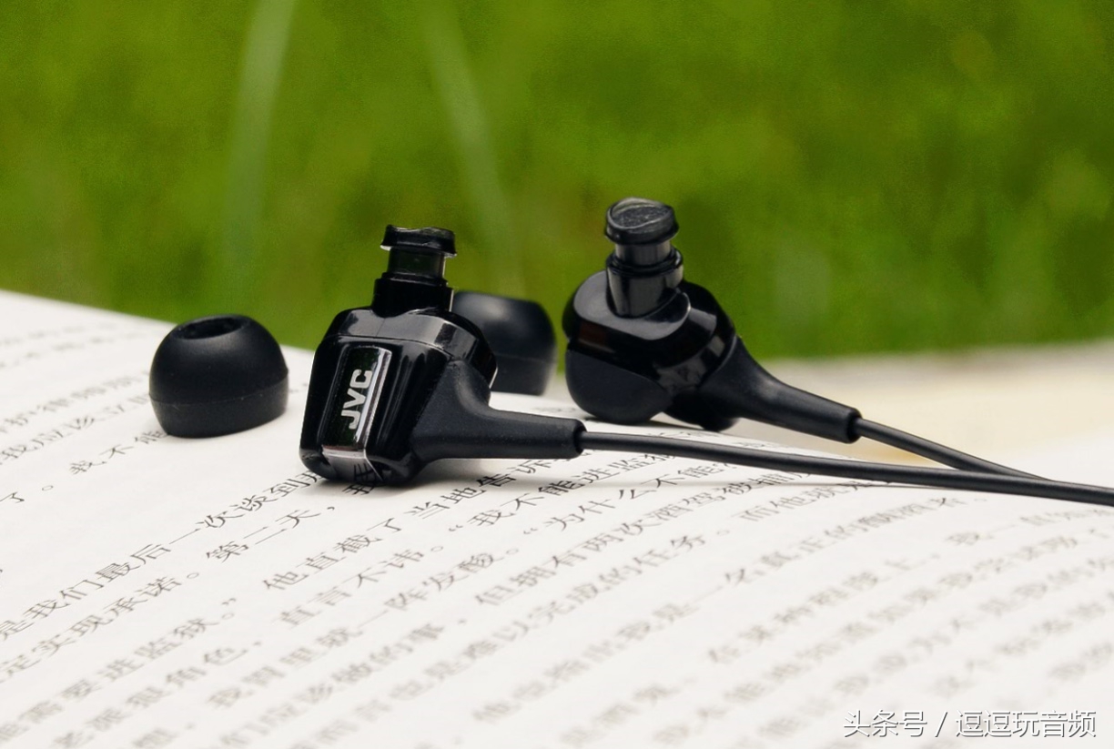 一款兼具颜值和黑科技的双动圈耳塞：JVCFXT100