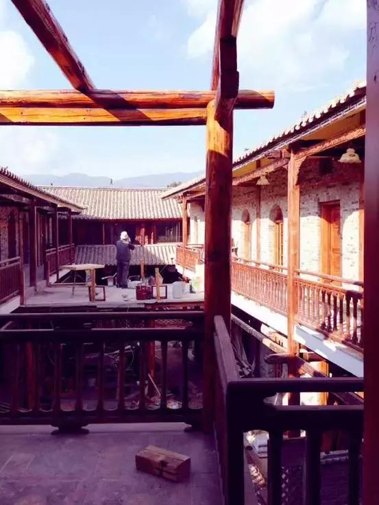 这对60后夫妻不惜卖掉公司，只为一间100多岁的白族老宅，连剑桥教授、《国家地理》都被他们吸粉