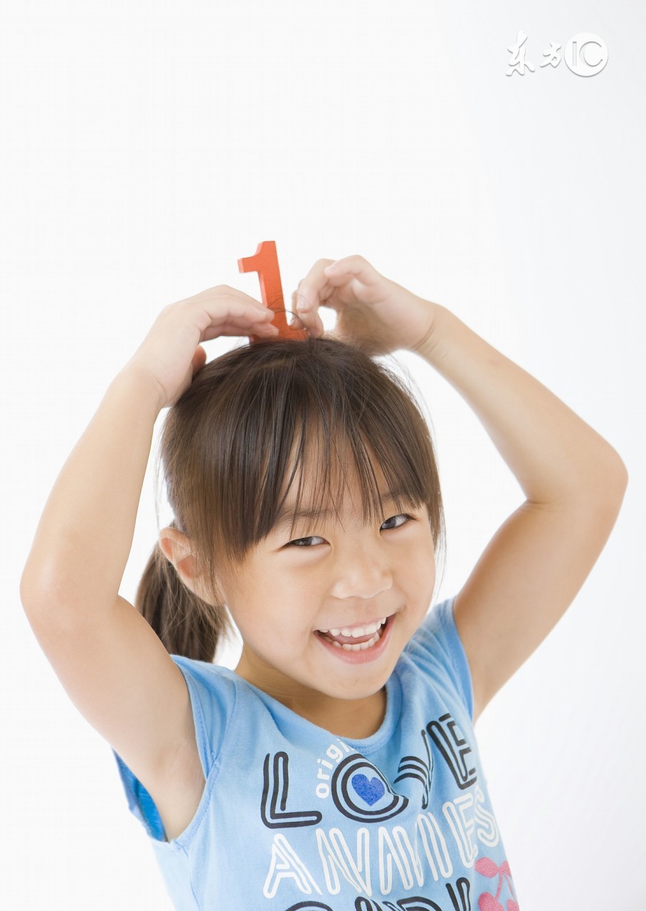 换牙期乳牙滞留门牙长歪怎么矫正,七岁儿童换牙期牙齿缝隙大怎么办