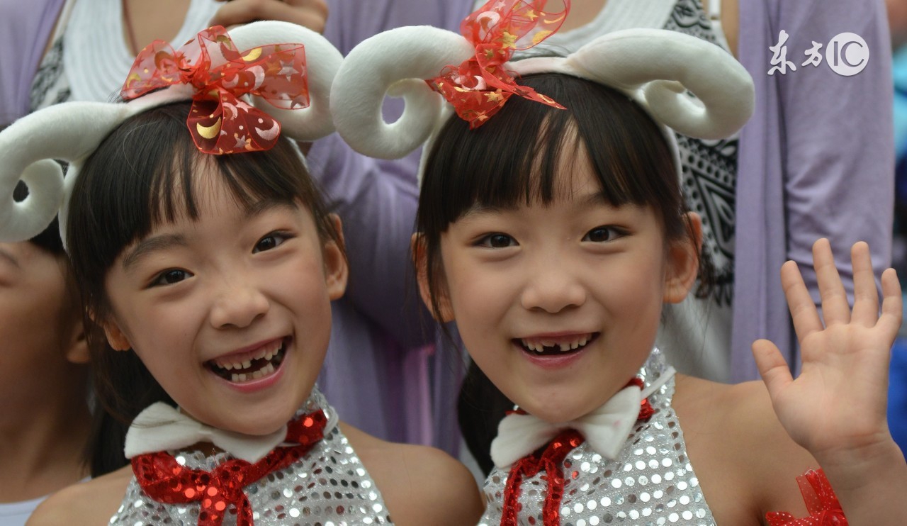 换牙期乳牙滞留门牙长歪怎么矫正,七岁儿童换牙期牙齿缝隙大怎么办