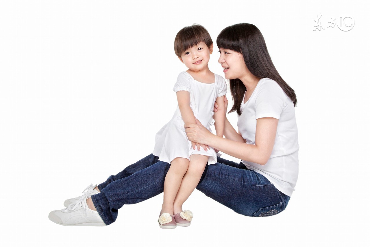 换牙期乳牙滞留门牙长歪怎么矫正,七岁儿童换牙期牙齿缝隙大怎么办