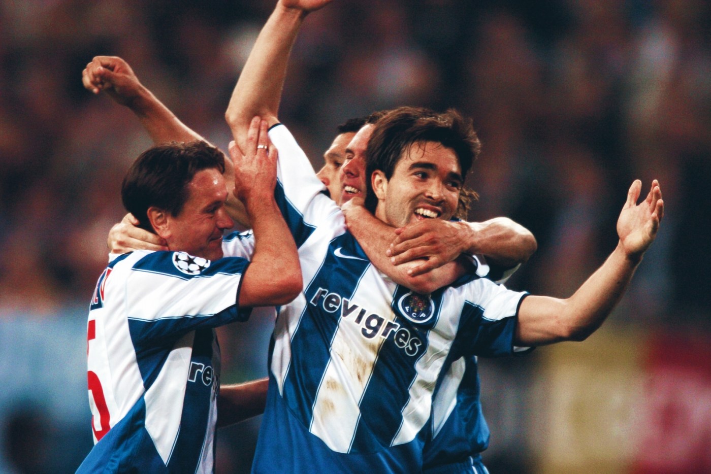 他在波尔图受崇拜、在巴萨受尊重，他成就了穆里尼奥、成全了小罗