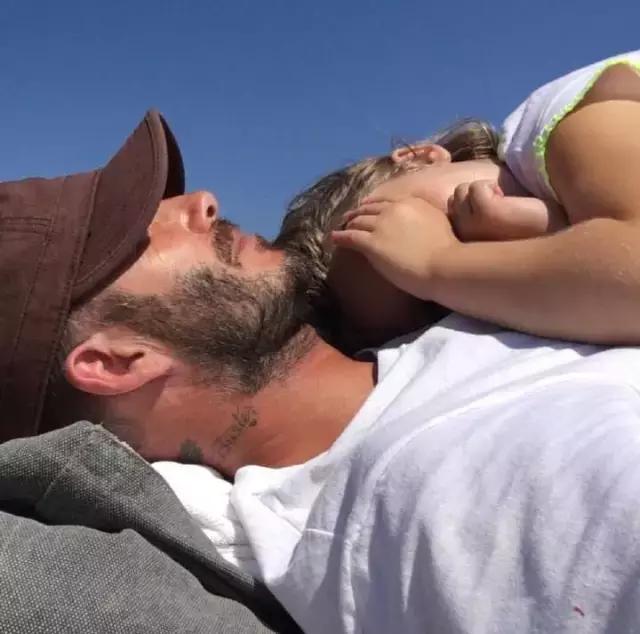 贝克汉姆：后盾情人还不够做最型潮爸女儿奴~｜美行加人20