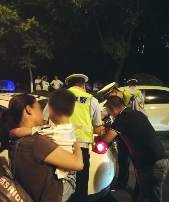 父亲节晚上，他带着妻子孩子酒驾开车，交警为何还主动伸出援手？