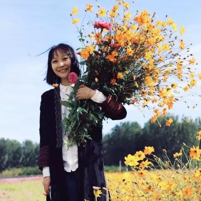 学习插花真的有前途吗,在家看书插花