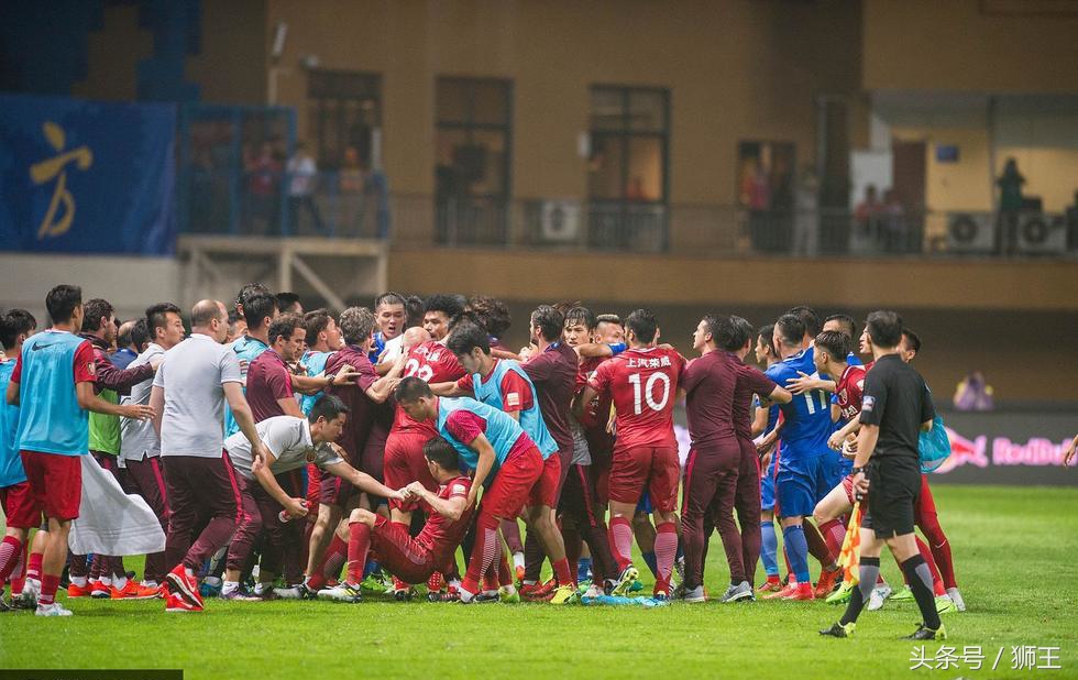 球场暴力的危害,球场暴力怎么回事