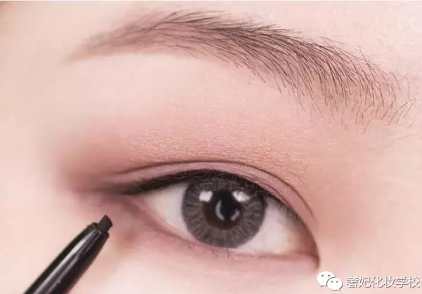 戚薇的妆容教程,戚薇湿发烟熏妆