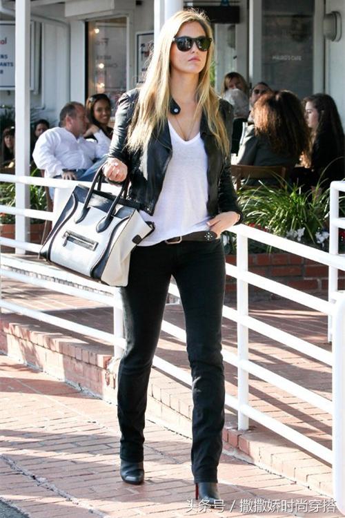 你说Celine“笑脸包”out了？绝对的No！