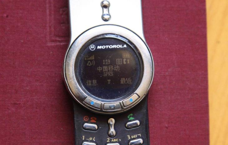 摩托罗拉360度旋转手机老款,摩托罗拉经典彩屏直板手机