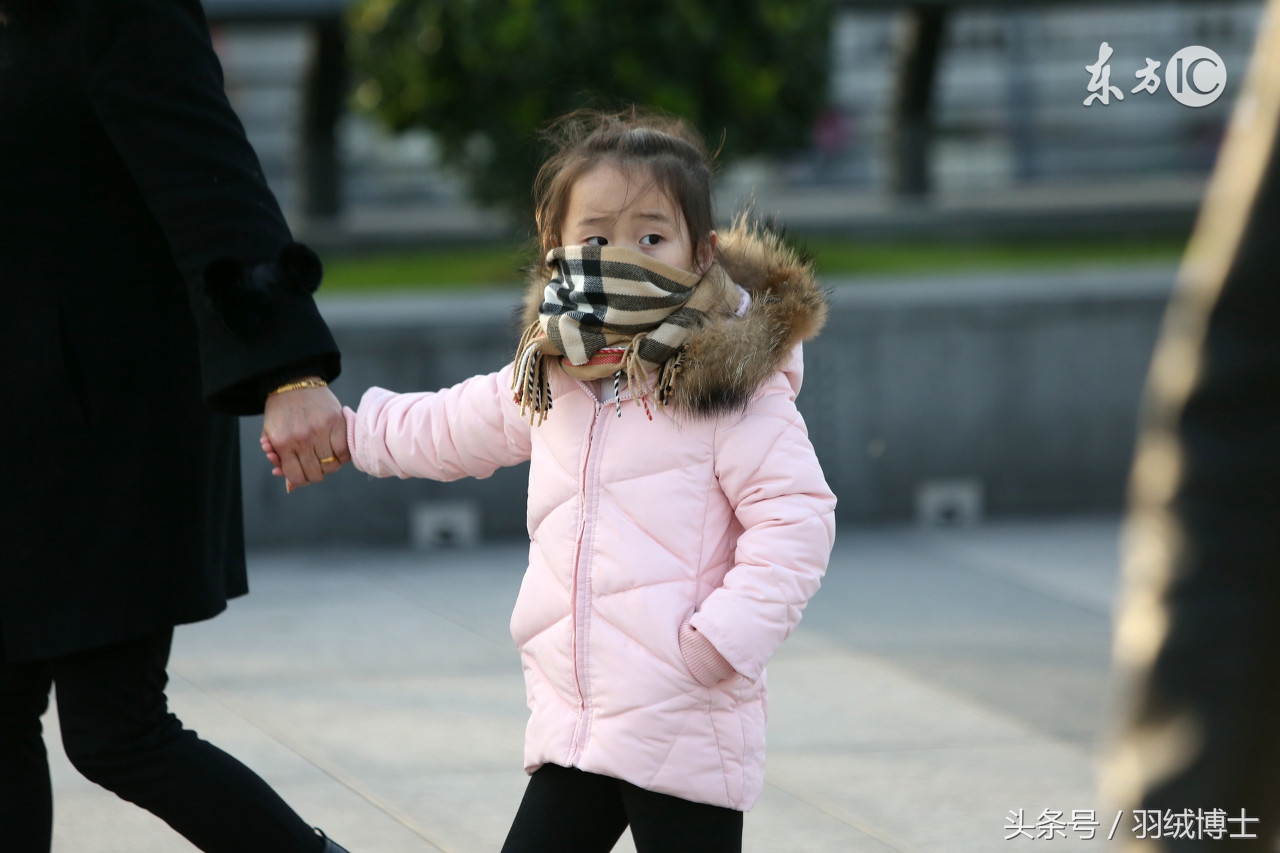 宝宝适合穿棉服还是羽绒服,宝宝穿羽绒服和棉服的区别