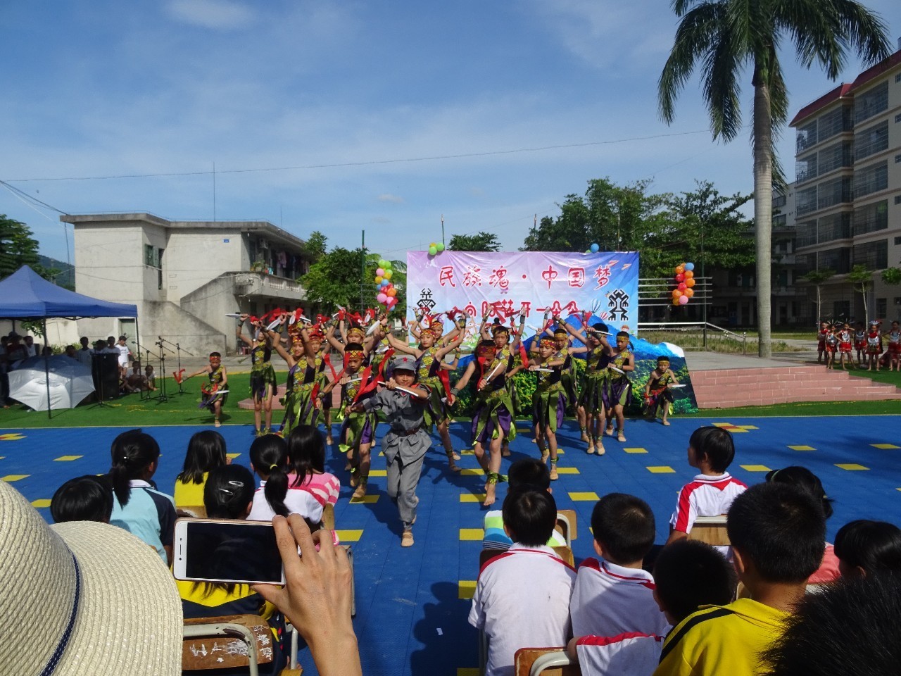 六一戴红领巾仿佛自己回到了童年,戴红领巾庆祝六一