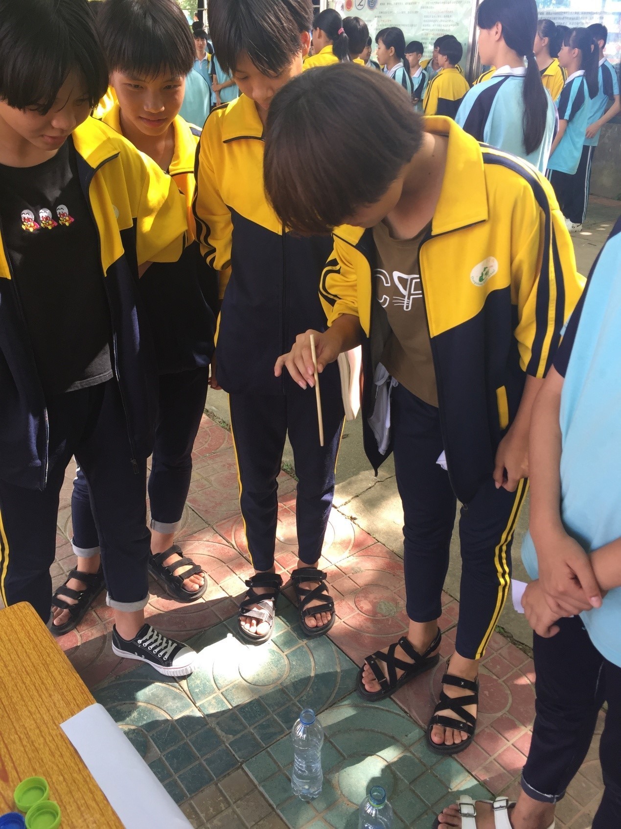 六一戴红领巾仿佛自己回到了童年,戴红领巾庆祝六一