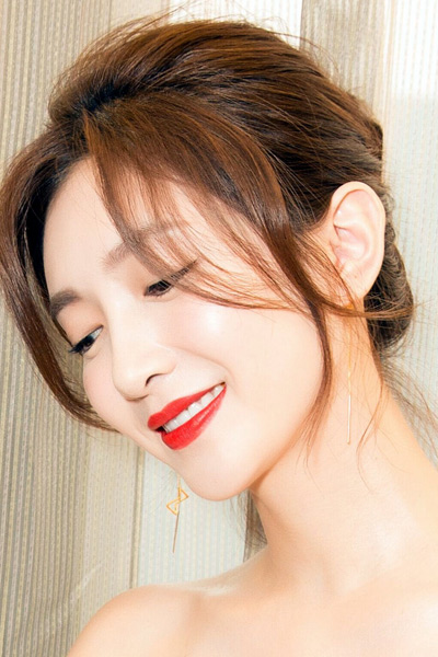 李沁牙齿黄不黄,李沁以前的牙齿有多黄