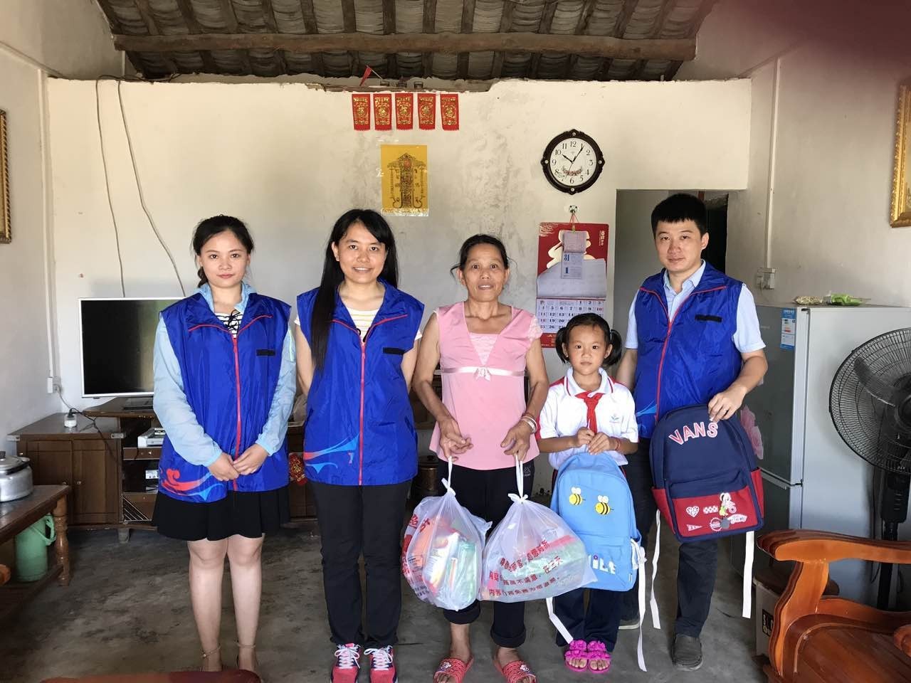 六一戴红领巾仿佛自己回到了童年,戴红领巾庆祝六一