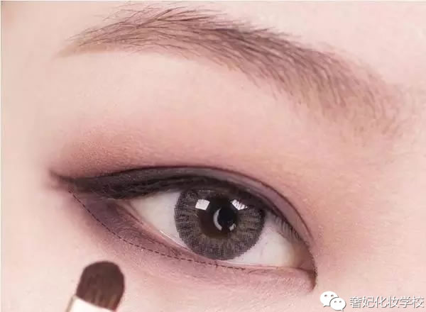 戚薇的妆容教程,戚薇湿发烟熏妆