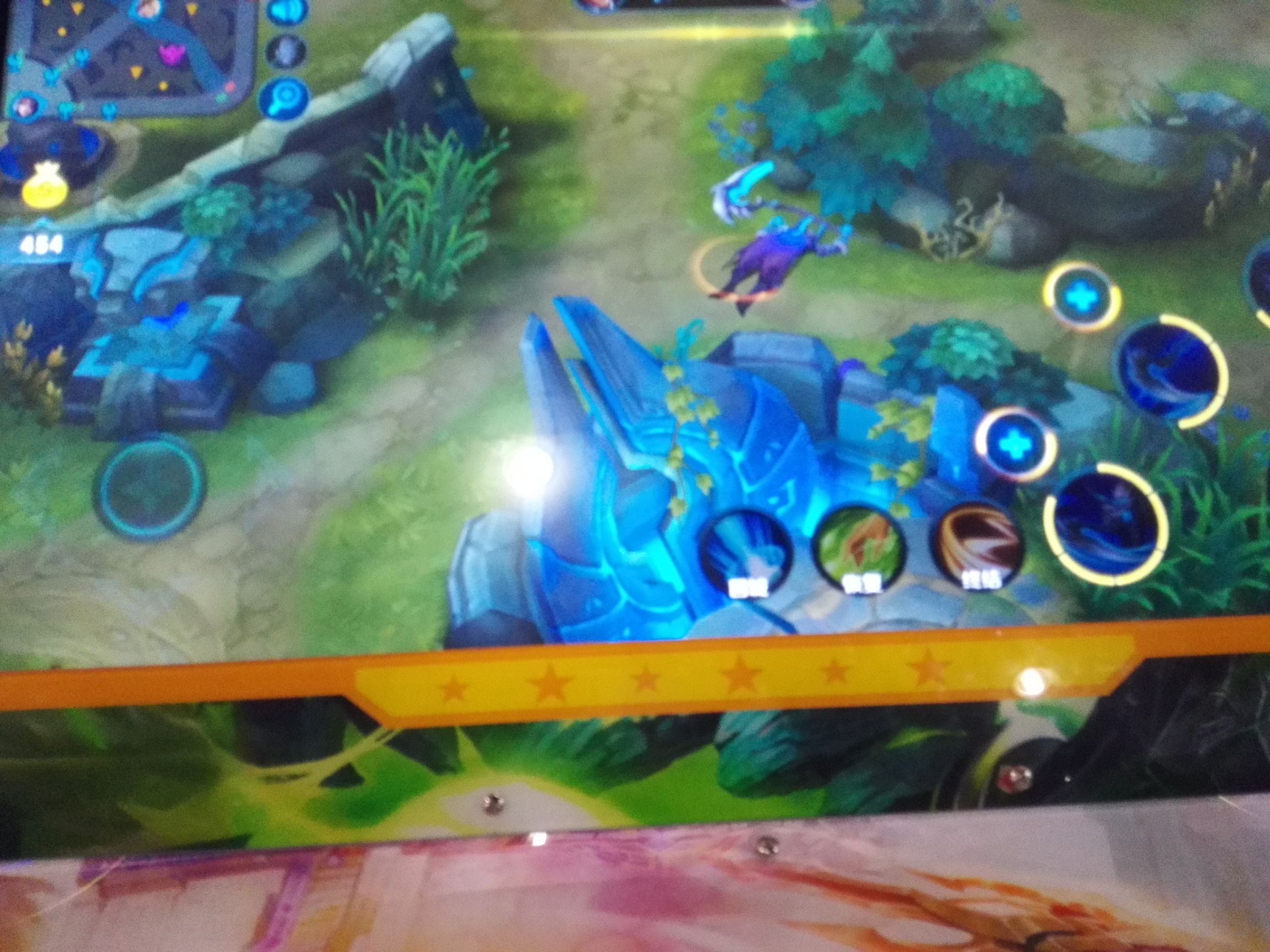 如果你遇到了很坑的队友，先别急着骂他，因为你永远不知道你的队友再用什么玩王者光荣！