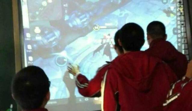 如果你遇到了很坑的队友，先别急着骂他，因为你永远不知道你的队友再用什么玩王者光荣！