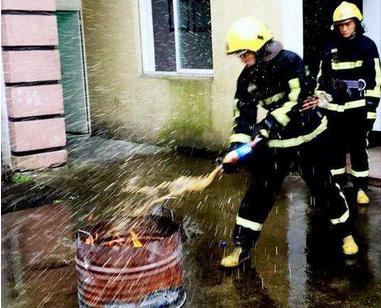 别被可乐骗了，老婆拿它这么用，家里干净卫生，实用又省钱！