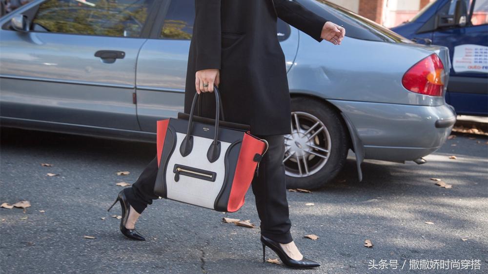 你说Celine“笑脸包”out了？绝对的No！