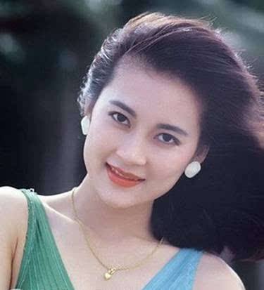 演《便衣警察》爆红，却息影经商巨亏，与齐秦传绯闻，今52岁仍单身