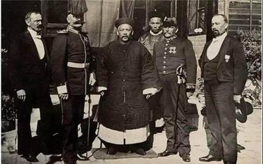 袁世凯宣布称帝，一个外人说总统误国，袁世凯知道后不怪罪还选他当了候选人